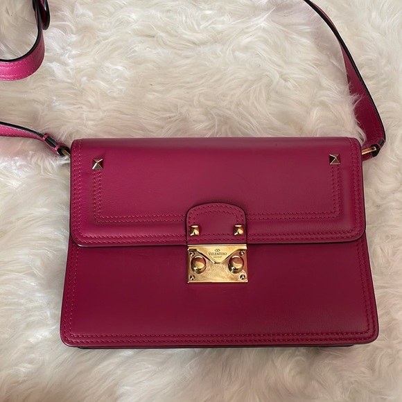 100% AUTHENTIC VALENTINO ROCKSTUD CROSSBODY BAG IN LEATHER FUSHIA. - Picture 2 of 8